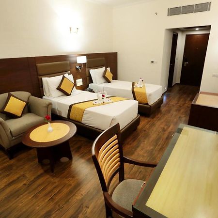 Hotel Meraden Grand Varanasi Bagian luar foto