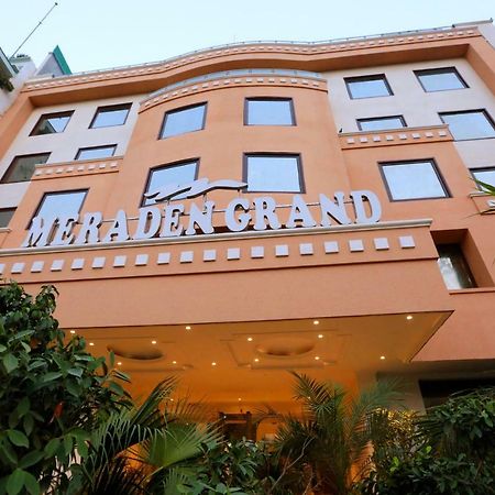 Hotel Meraden Grand Varanasi Bagian luar foto