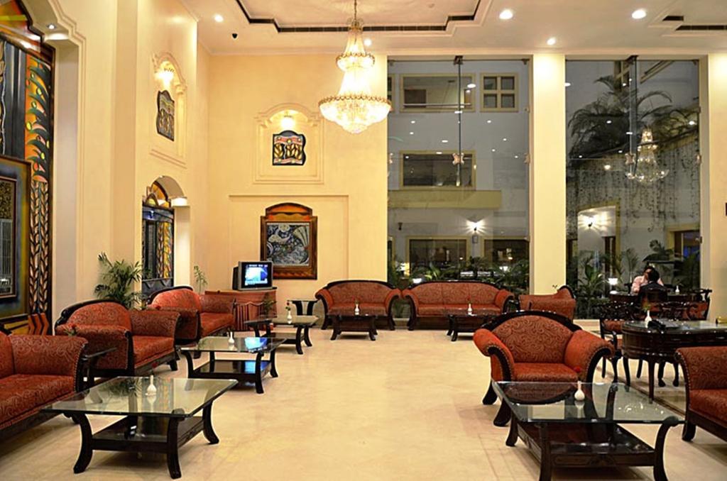 Hotel Meraden Grand Varanasi Bagian luar foto