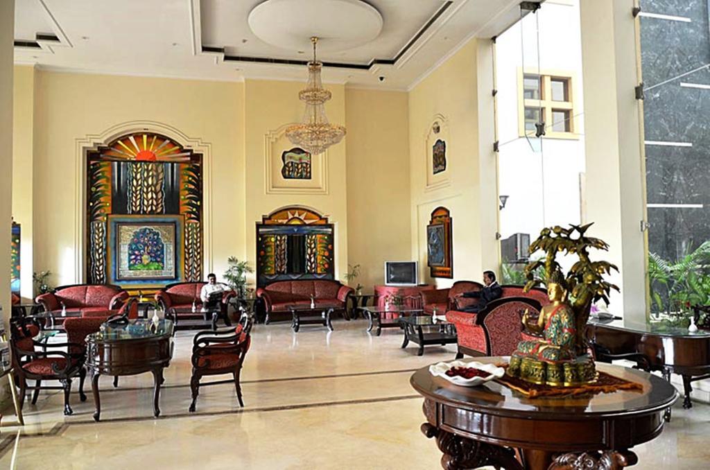 Hotel Meraden Grand Varanasi Bagian luar foto