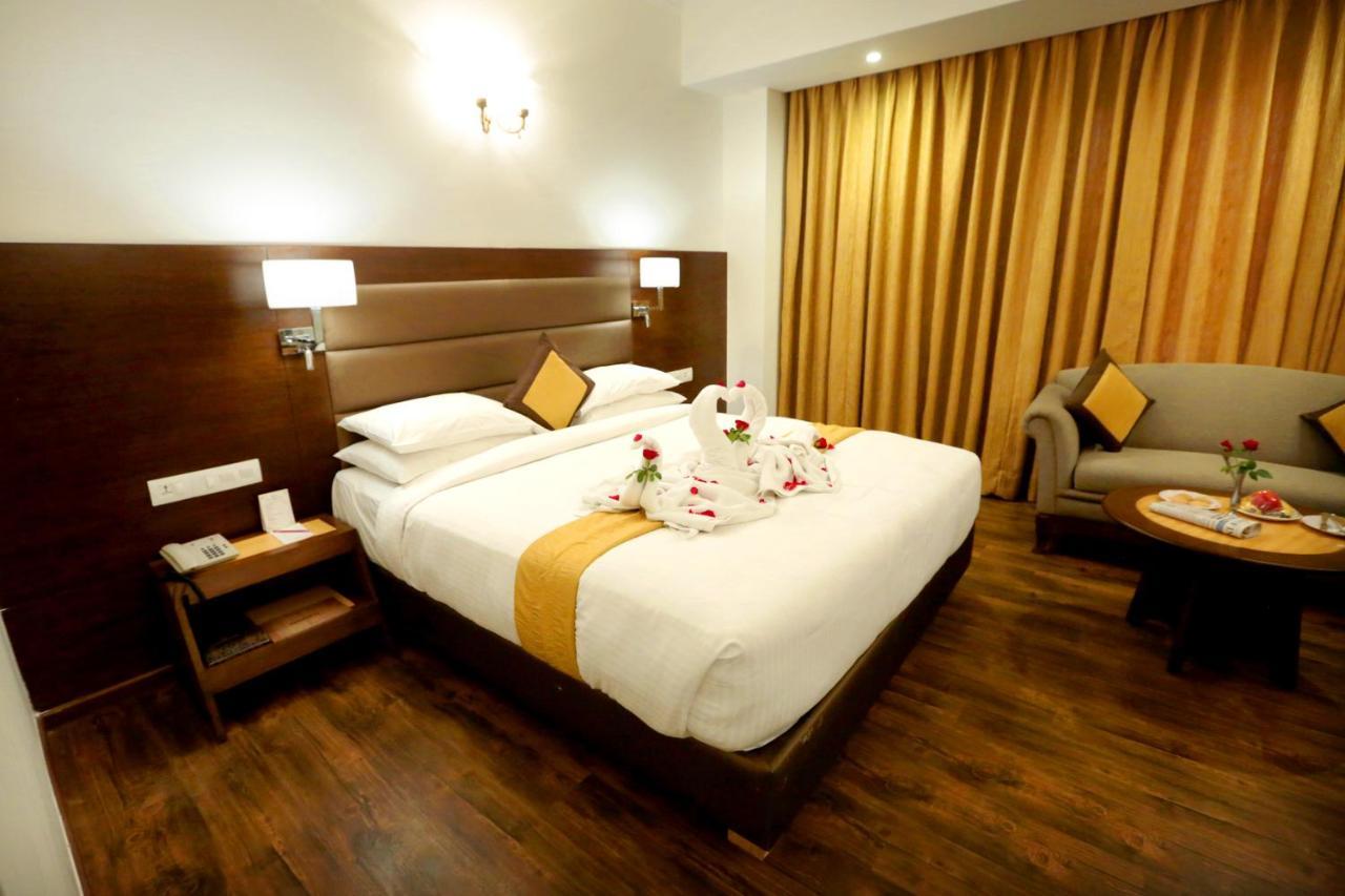 Hotel Meraden Grand Varanasi Bagian luar foto