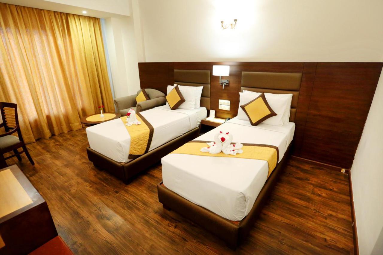 Hotel Meraden Grand Varanasi Bagian luar foto