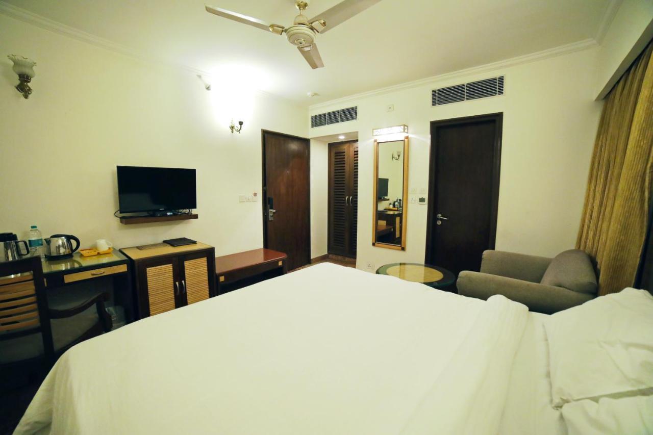 Hotel Meraden Grand Varanasi Bagian luar foto