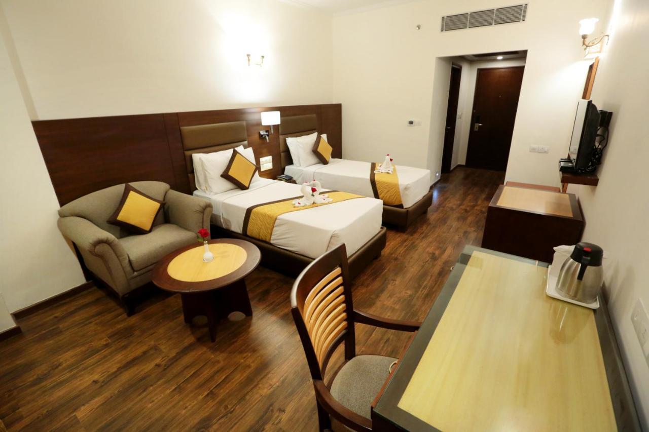 Hotel Meraden Grand Varanasi Bagian luar foto