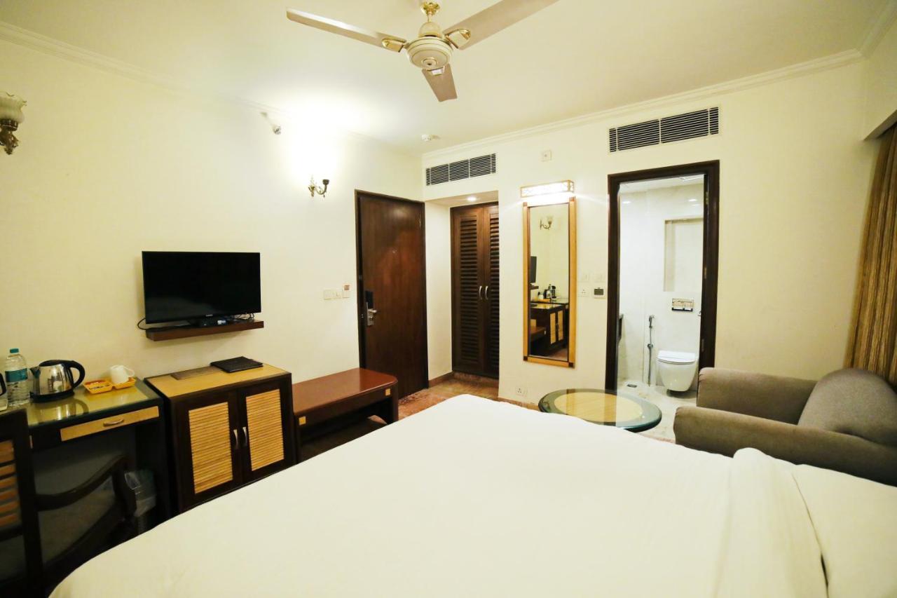 Hotel Meraden Grand Varanasi Bagian luar foto