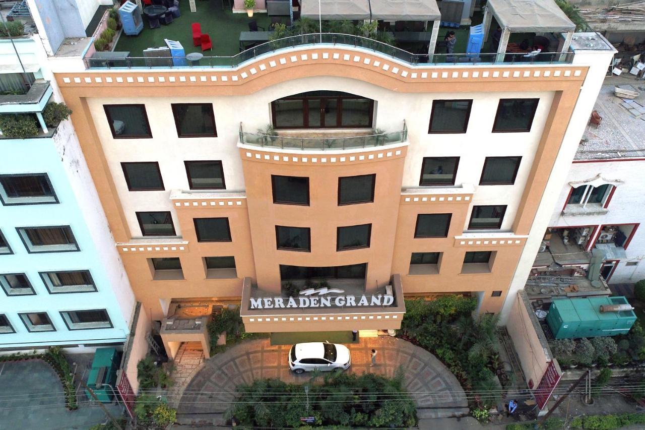 Hotel Meraden Grand Varanasi Bagian luar foto