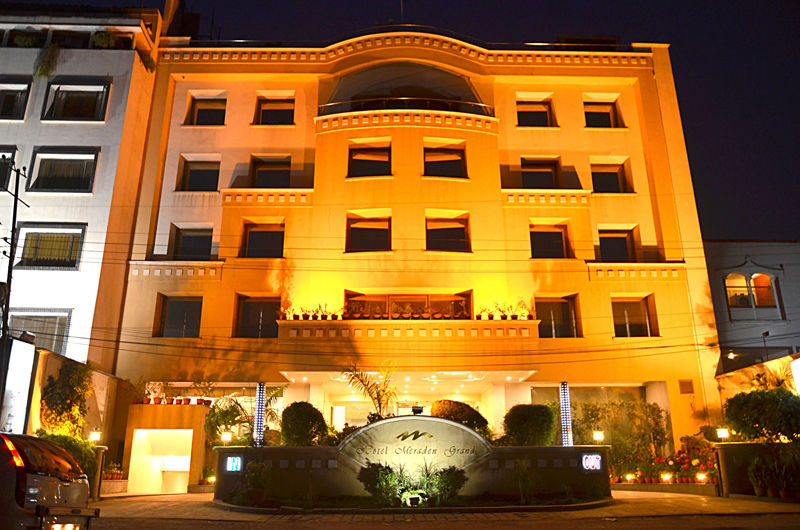 Hotel Meraden Grand Varanasi Bagian luar foto