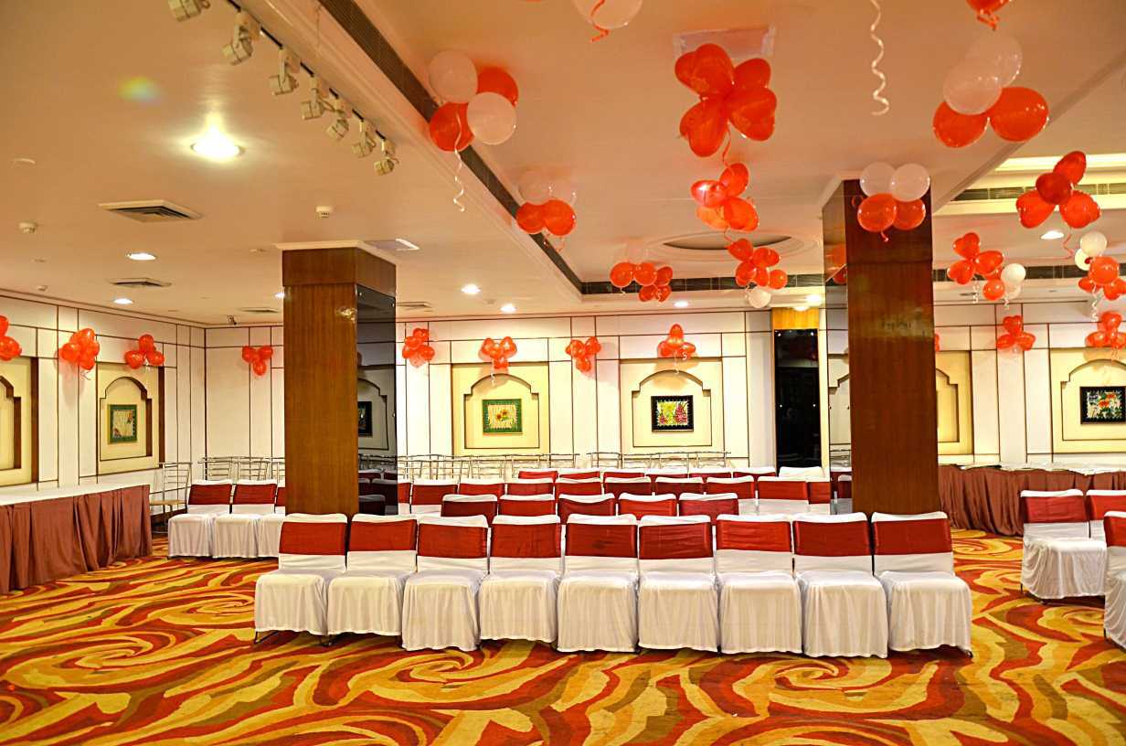 Hotel Meraden Grand Varanasi Bagian luar foto