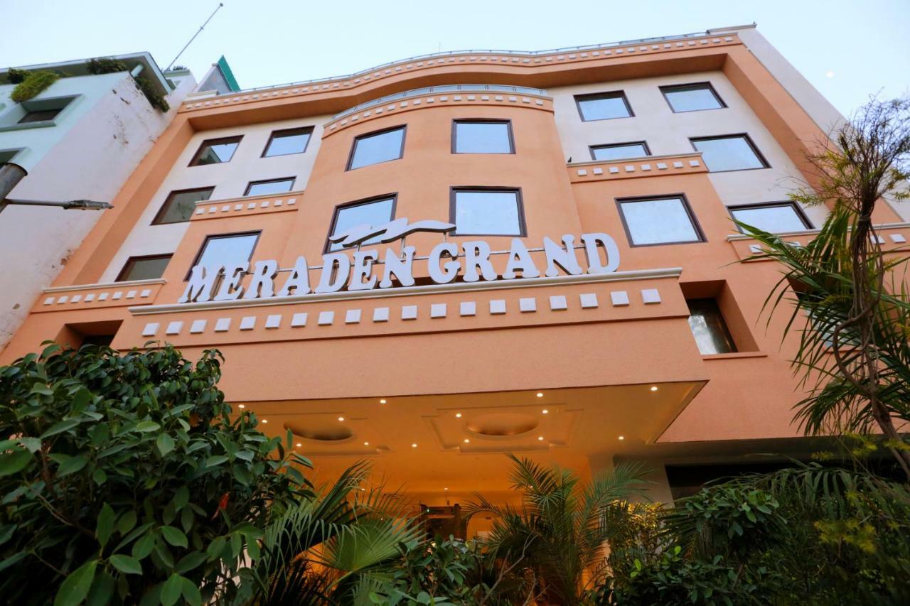 Hotel Meraden Grand Varanasi Bagian luar foto