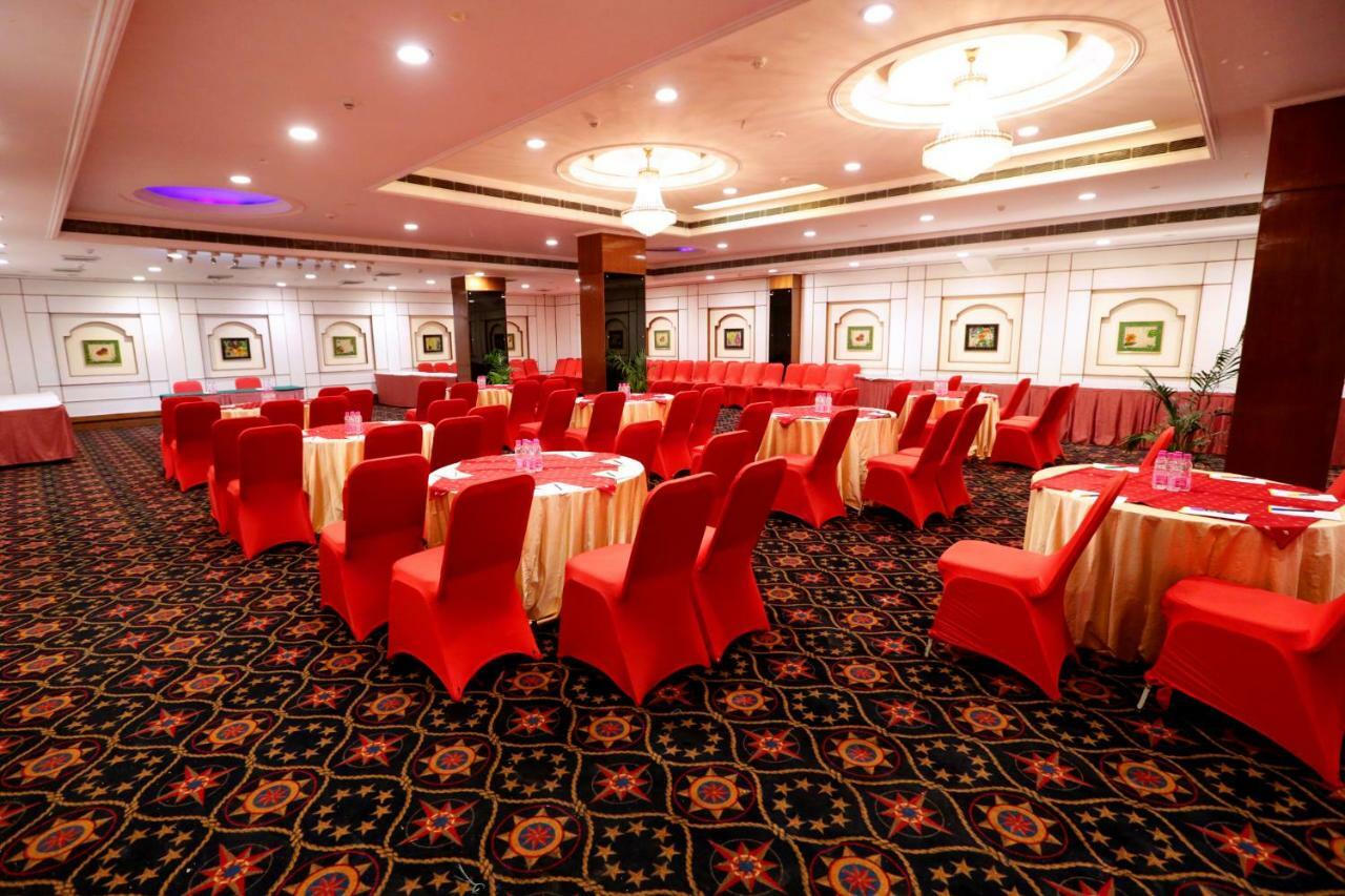 Hotel Meraden Grand Varanasi Bagian luar foto