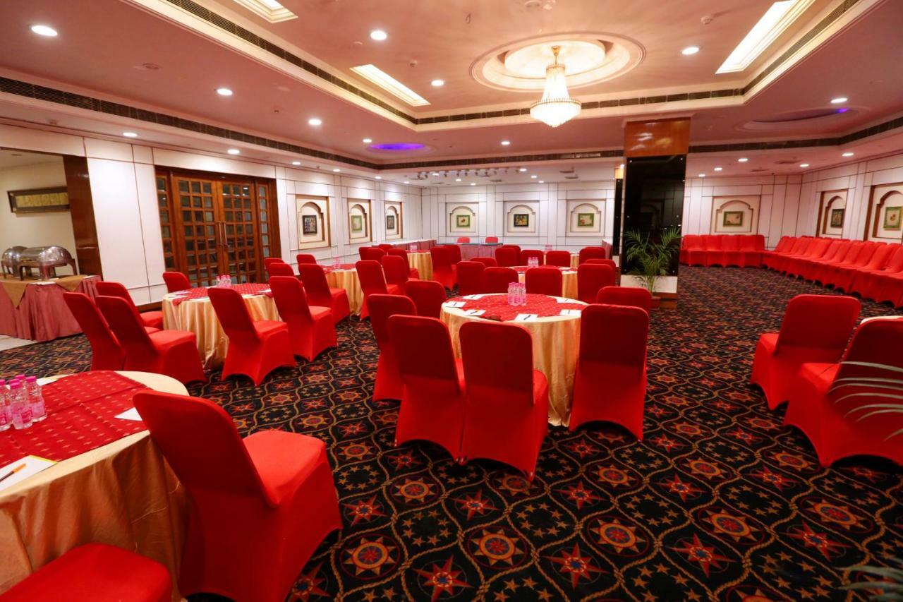 Hotel Meraden Grand Varanasi Bagian luar foto