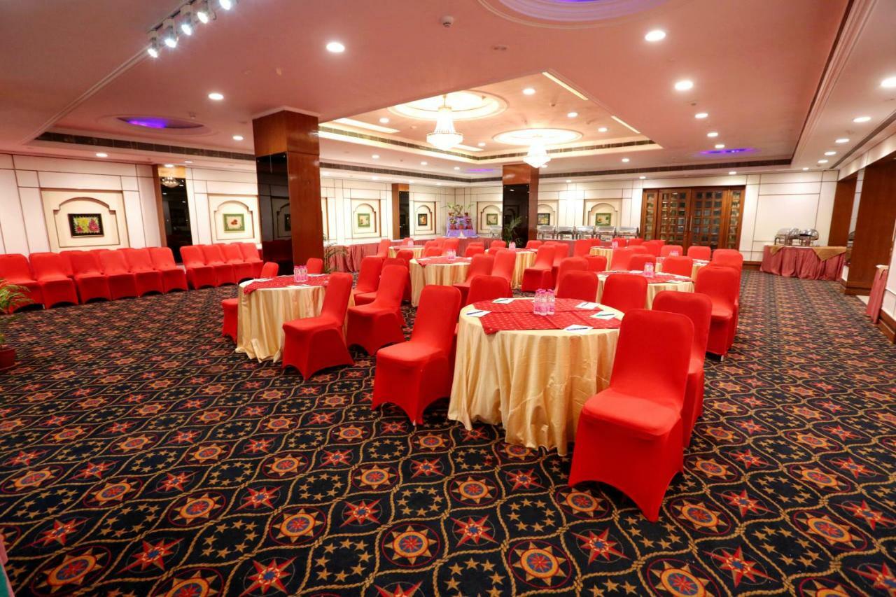 Hotel Meraden Grand Varanasi Bagian luar foto