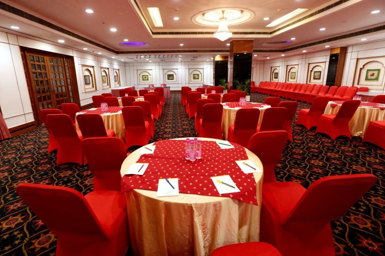 Hotel Meraden Grand Varanasi Bagian luar foto