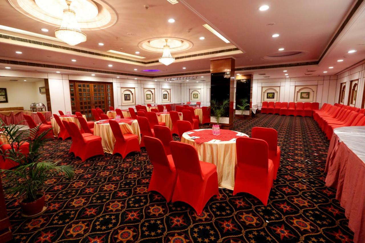 Hotel Meraden Grand Varanasi Bagian luar foto