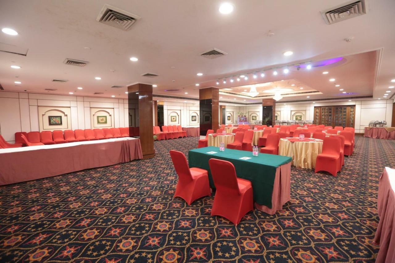 Hotel Meraden Grand Varanasi Bagian luar foto